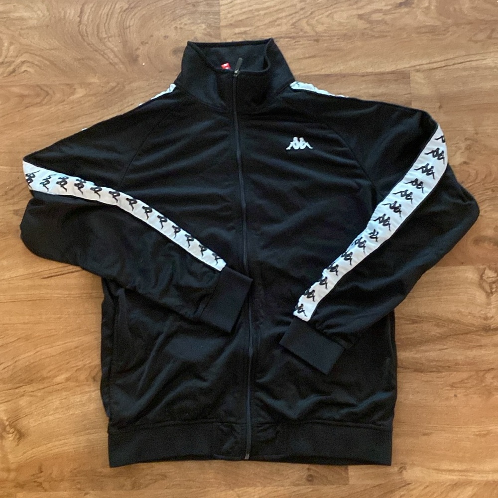 KAPPA -Black sweatshirt with details on the sleeves.